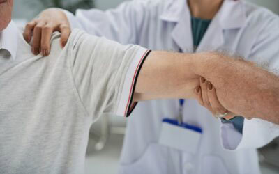 Dolori articolari e rigidità: come capire se serve una visita ortopedica